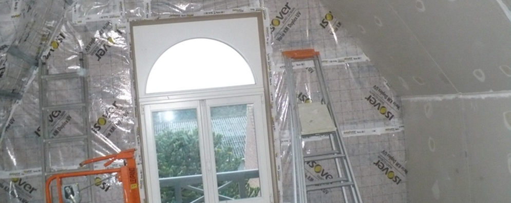 chantier d'installation de porte en PVC et isolation