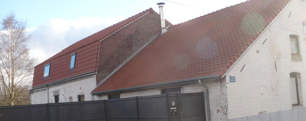 toiture neuve avec fenêtres de toit lors d'une journée ensoleillée