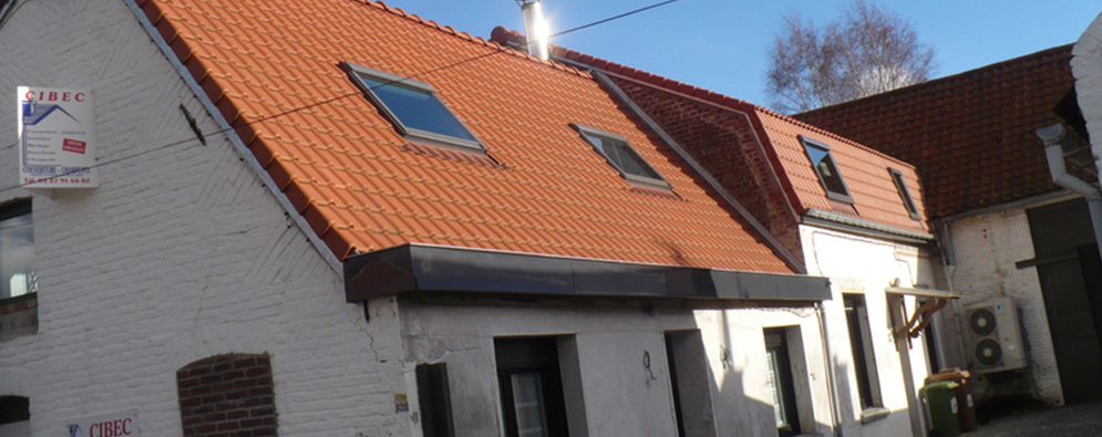 toiture neuve en tuiles avec fenêtres de toit
